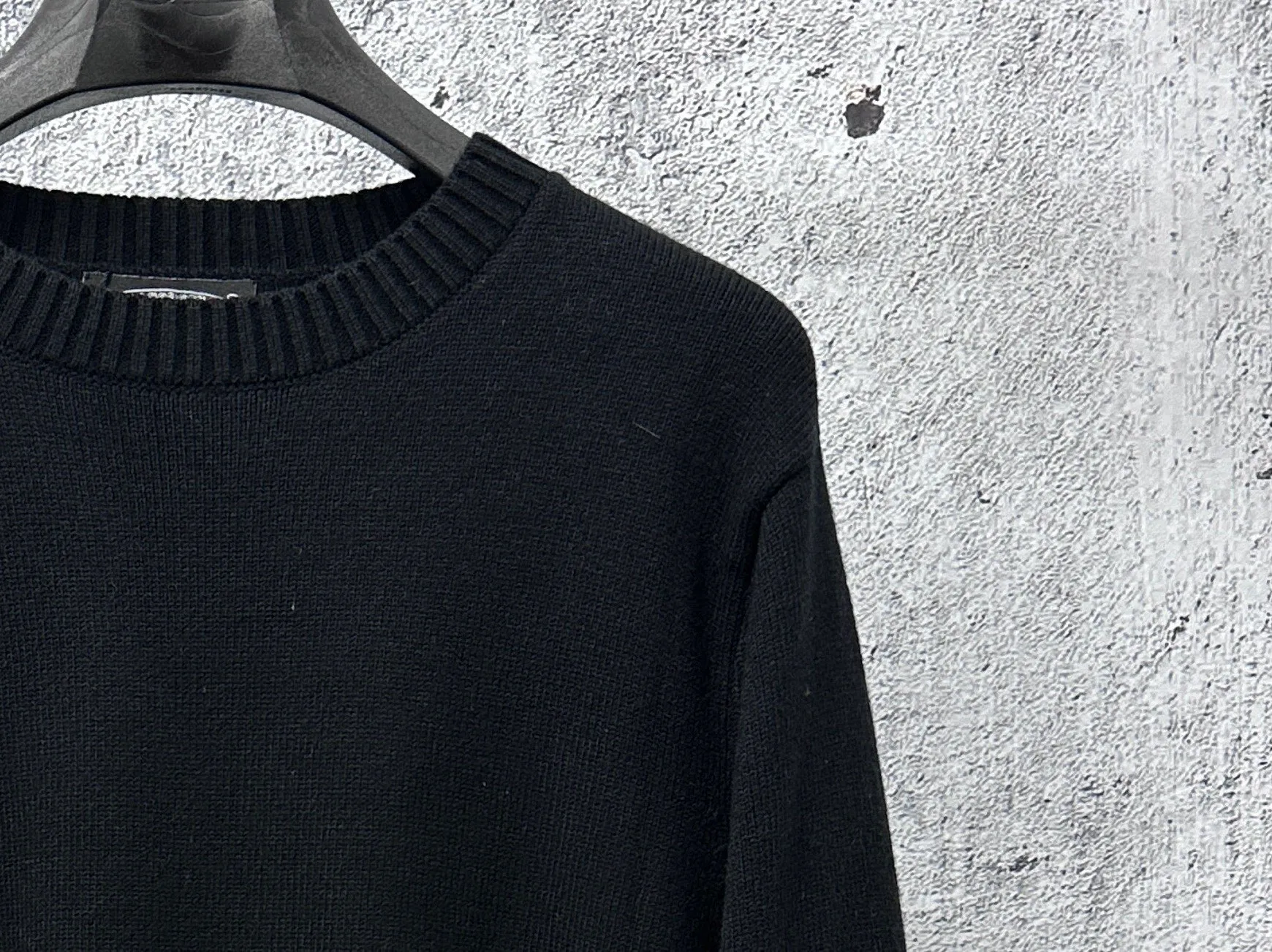 ￼ P250 【Chrome Hearts】Chrome Hearts' new cross-knitted jacquard appliquéd crew neck sweater. Contains 20% wool. The item is made of custom-dyed and custom-spun yarn and purchased from the original version. A full set of customized accessories. Details determine success or failure. A new model for autumn and winter. It is soft and delicate and does not tie the body. The upper body effect is very nice. Loose fit. Same style for men and women. Color: White Black Size: S-L